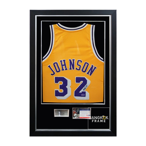 กรอบรูปโชร์เสื้อขาวพร้อมลายเซ็นนักร้องที่ชอบ